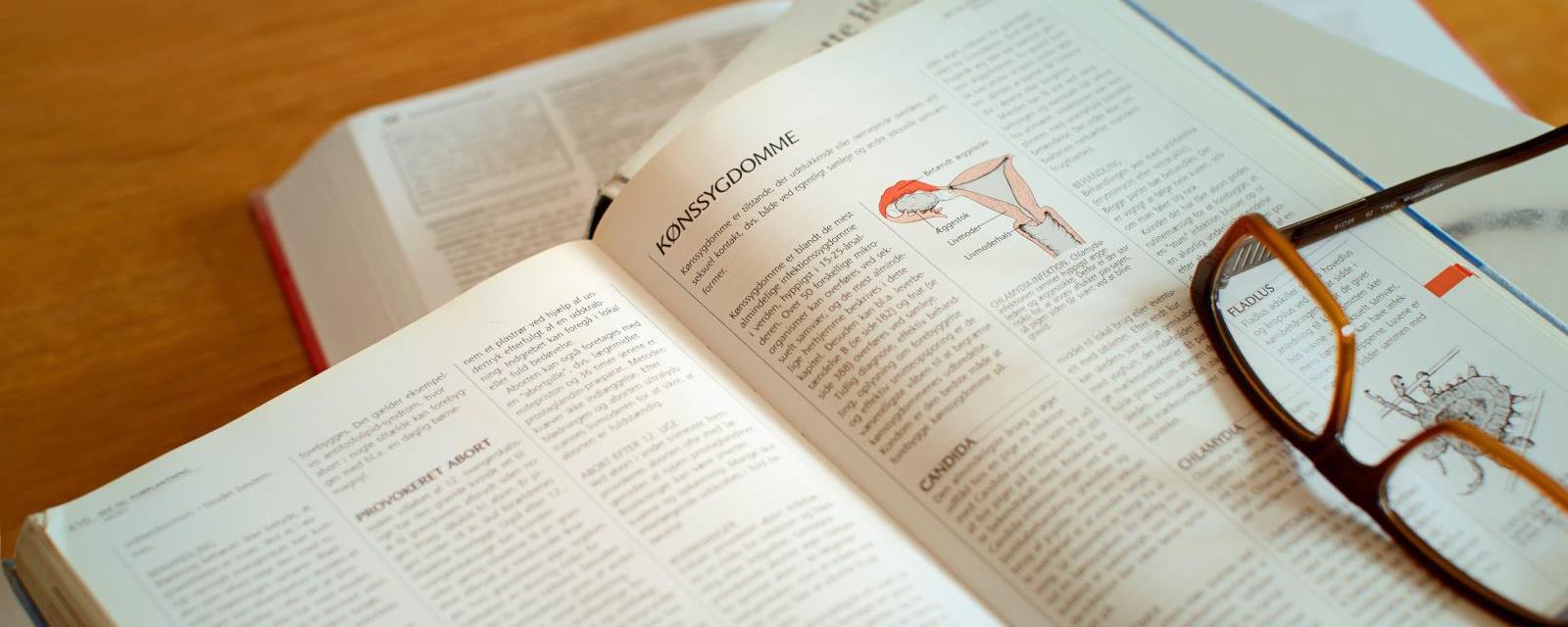 medicinsk-ordbog-koenssygdomme-briller.jpg