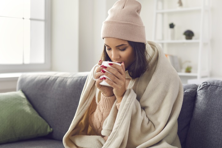 kvinde-drikker-te-i-sofa-istock-1329213872.jpg