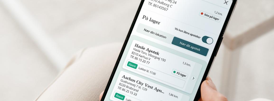 apoteket-app-lagerstatus-kvinde-med-mobil-portraet.jpg