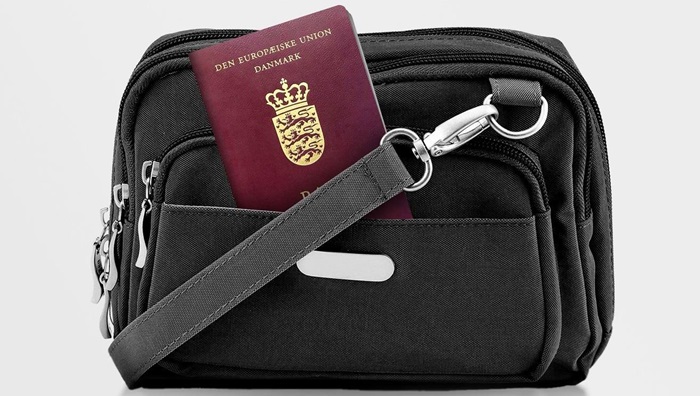 Dansk pas stikker op af lommen på en lille taske