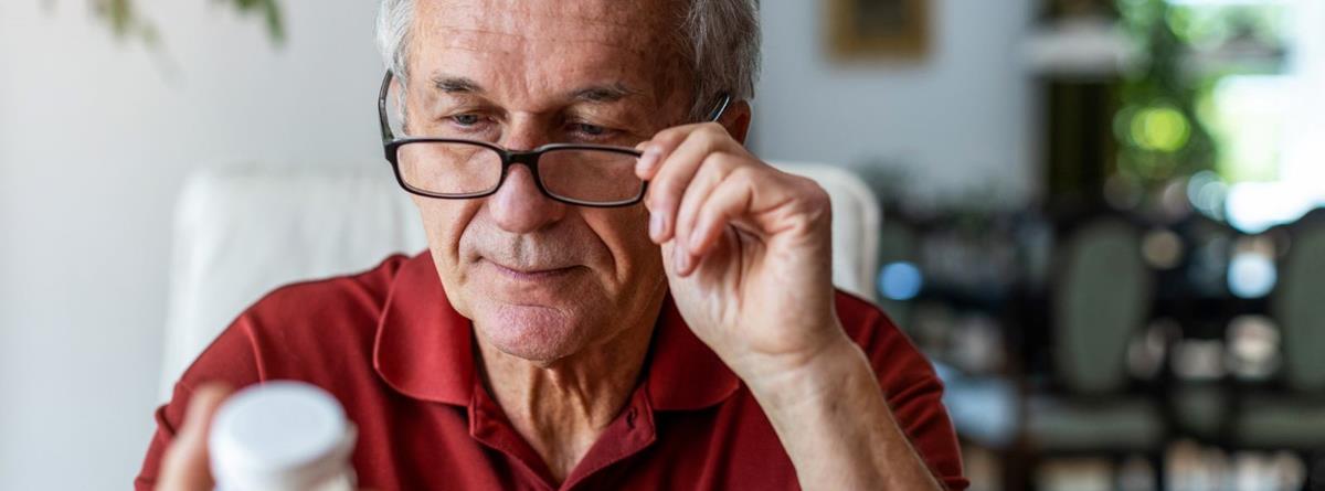 mand-med-medicinbeholder-istock.jpg
