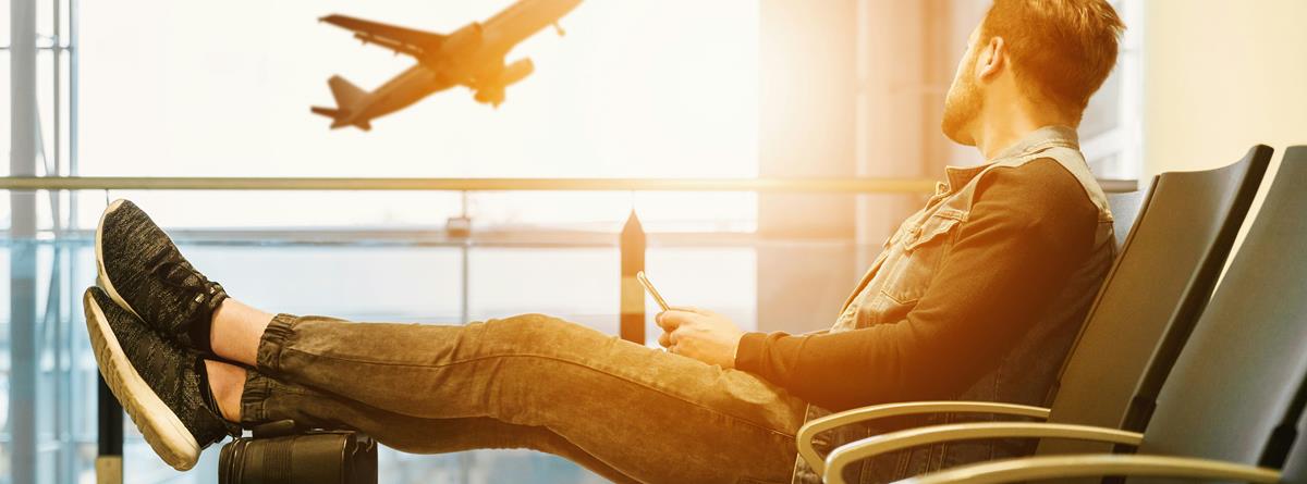 mand-paa-rejse-venter-i-lufthavn-fly.jpg