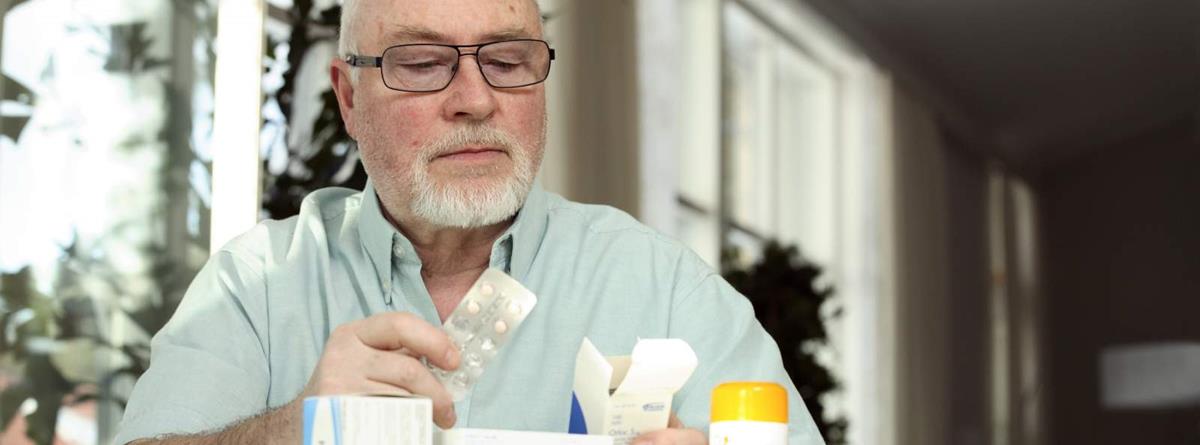 mand-tjekker-sin-medicin-komprimeret.jpg