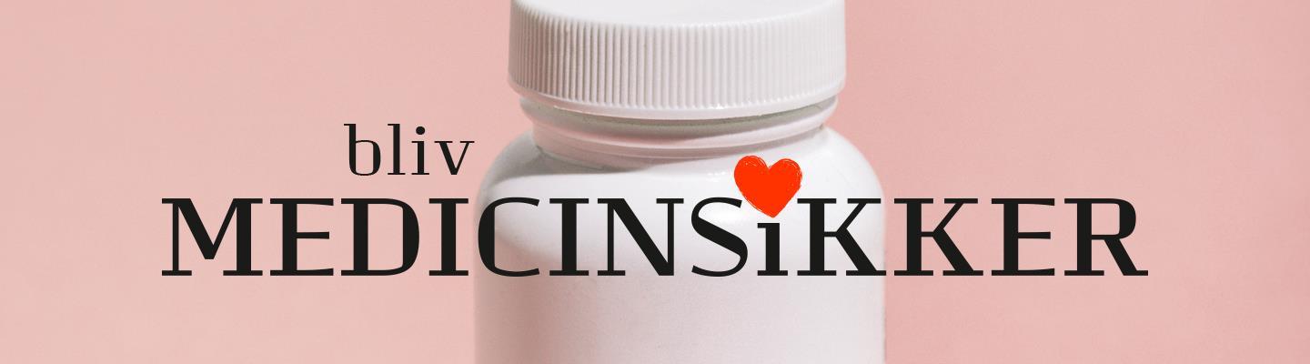 En hånd holder dosispakket medicin. Der står 