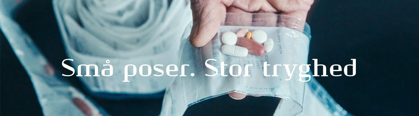 En hånd holder dosispakket medicin. Der står 