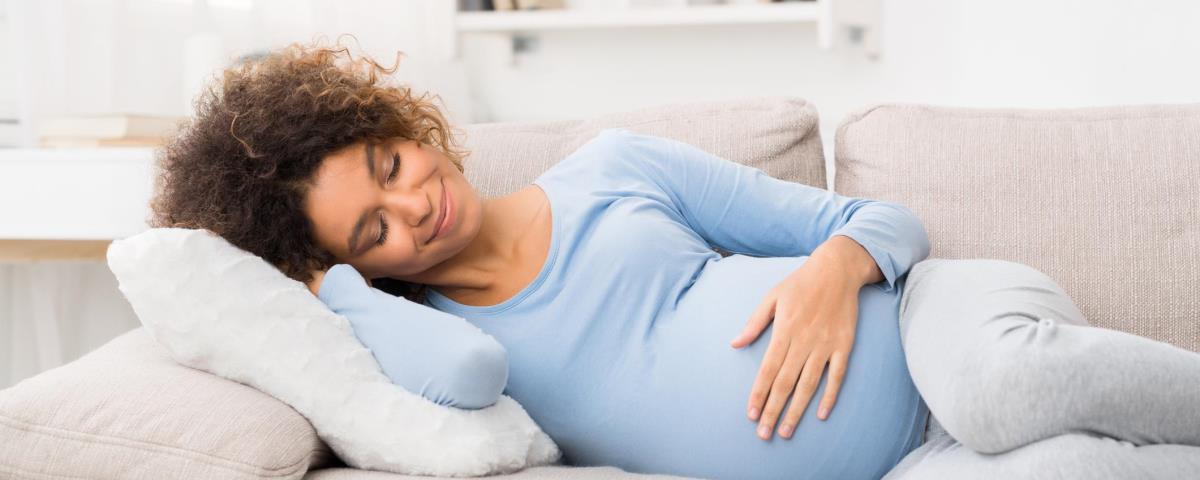 gravid-kvinde-sofa-istock-1189347732.jpg