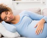 gravid-kvinde-sofa-istock-1189347732.jpg