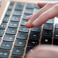 Person skriver på tastatur på en MacBook