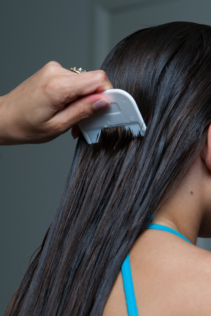 lus-taettekam-pige-sort-haar-istock-120642483.jpg